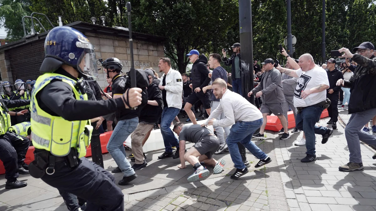 যুক্তরাজ্যের বিভিন্ন শহরে কট্টরপন্থিদের বিক্ষোভ