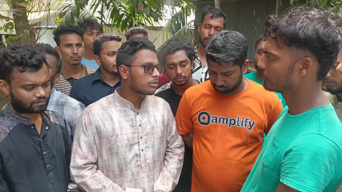 কুমিল্লায় নিহতদের পরিবারের পাশে বৈষম্যবিরোধী ছাত্র আন্দোলনের সমন্বয়করা