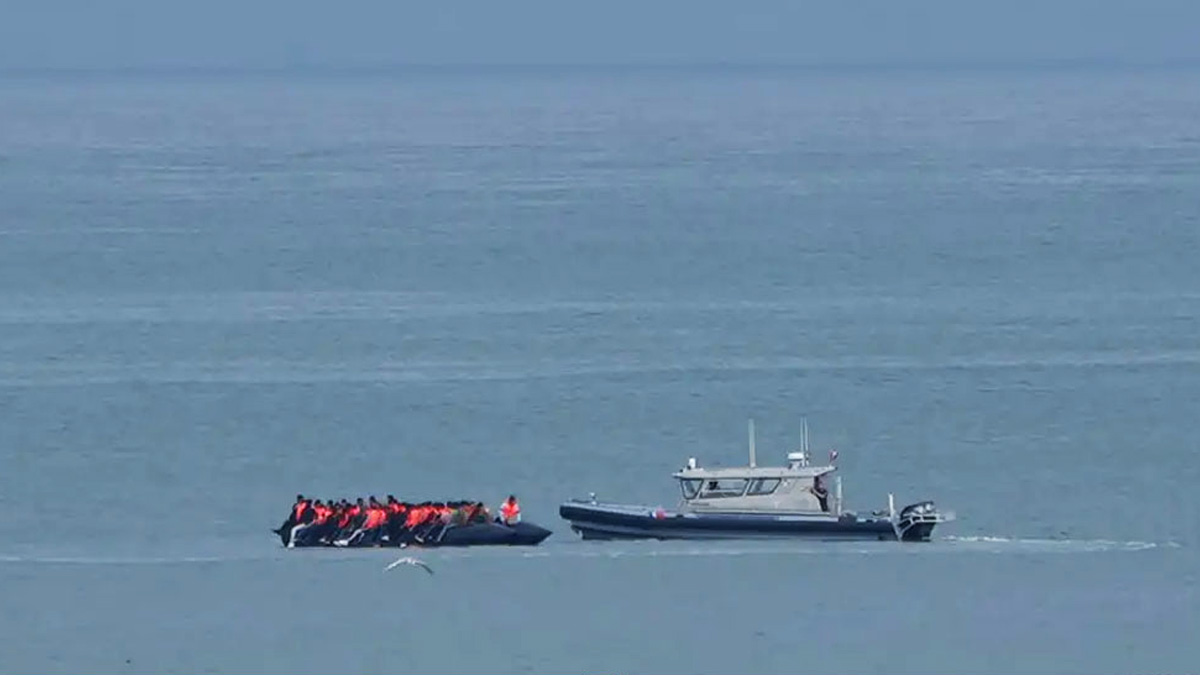 ইংলিশ চ্যানেল পাড়ি দিতে গিয়ে ৮ অভিবাসীর মৃত্যু