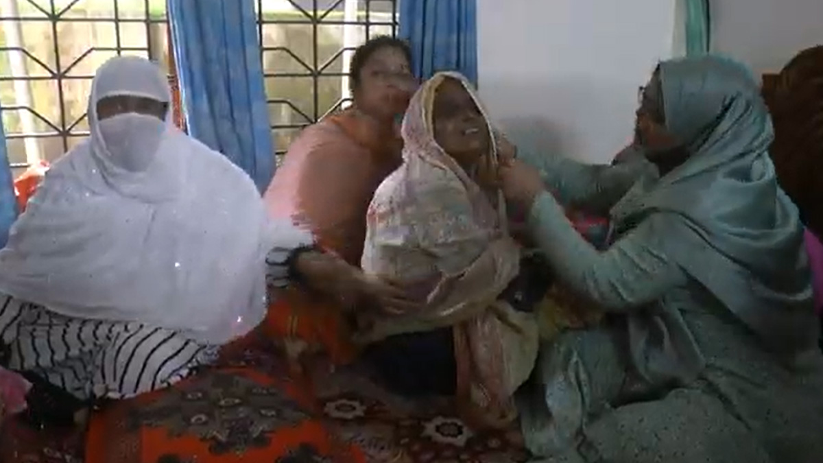 নিহত সেনা কর্মকর্তা তানজিম ছারোয়ারের বাড়িতে শোকের মাতম