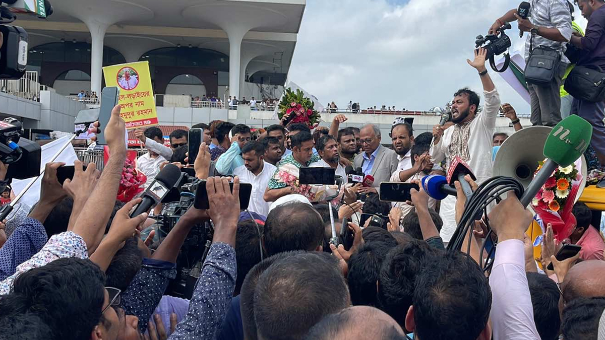 ৬ বছর নির্বাসনের পর মাতৃভূমিতে ফিরতে পেরেছি: সম্পাদক মাহমুদুর রহমান