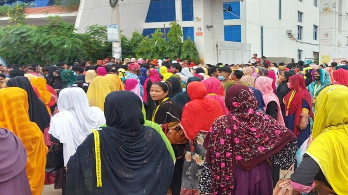 গাজীপুরে মহাসড়ক অবরোধ করে পোশাক শ্রমিকদের বিক্ষোভ