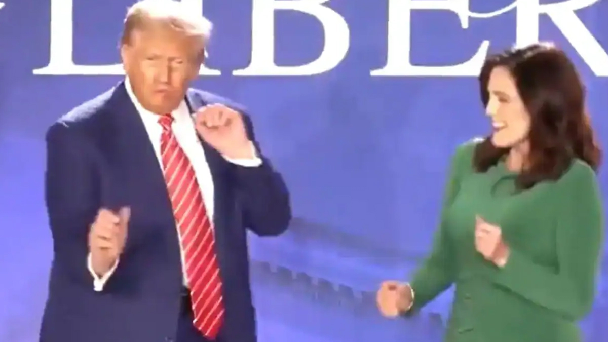 নাচ দেখিয়ে মঞ্চ কাঁপালেন ডোনাল্ড ট্রাম্প!