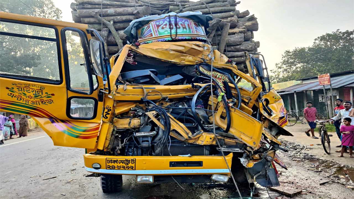 সড়কের পাশে দাঁড়িয়ে থাকা ট্রাককে পেছন থেকে ধাক্কা, নিহত ১