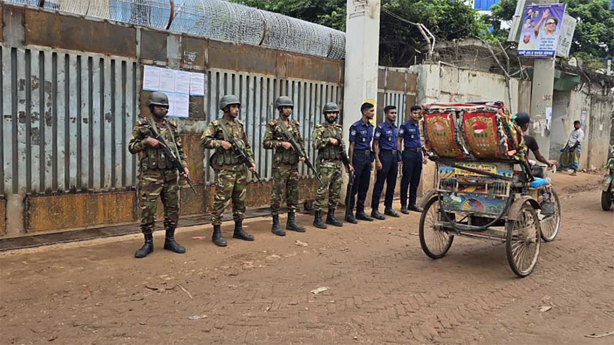 ছুটির দিনে কড়া নিরাপত্তা পোশাক কারখানায়
