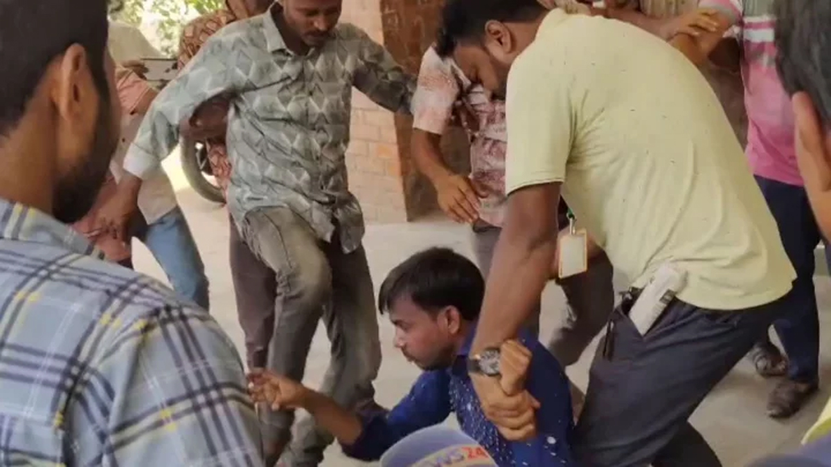 বগুড়ায় আদালতে মামলা করতে গিয়ে মারধরের শিকার হিরো আলম