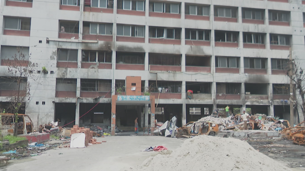 পুড়ে ছারখার যাত্রাবাড়ী থানা, ডেমরা থানা থেকে সীমিত পরিসরে চলছে কার্যক্রম