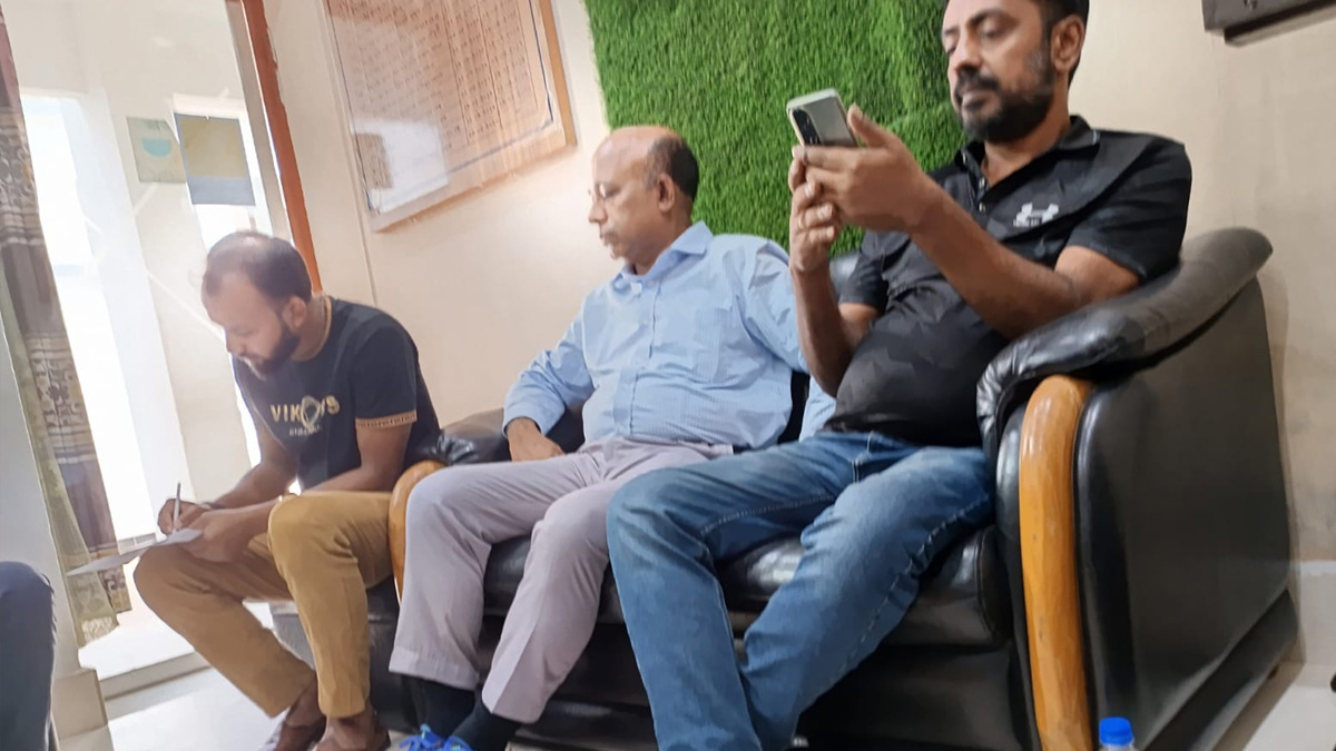 ভারতে পালানোর সময় সাবেক অতিরিক্ত অ্যাটর্নি ও আ. লীগ নেতাসহ আটক ৫