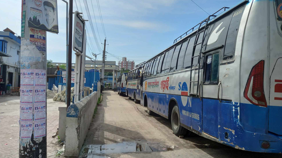 কুষ্টিয়ায় পরিবহন শ্রমিকদের অনির্দিষ্টকালের কর্মবিরতি, দুর্ভোগে যাত্রীরা