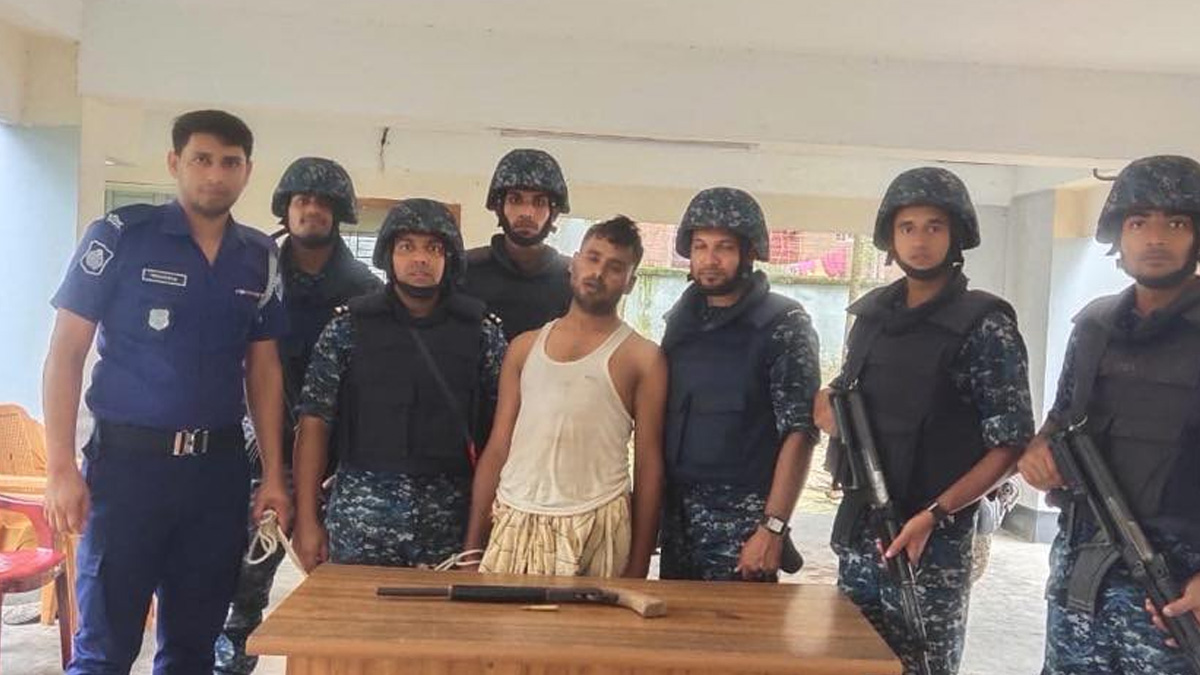 কক্সবাজারের নৌবাহিনীর অভিযানে অস্ত্র ও গুলিসহ একজন আটক