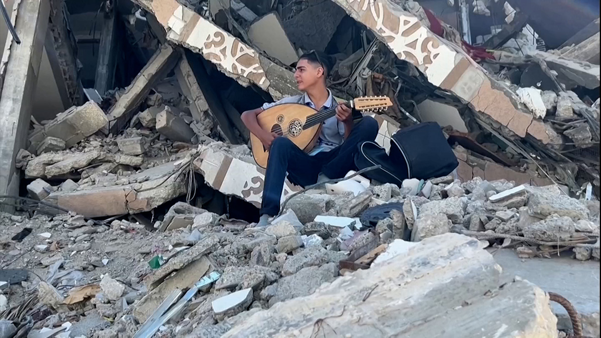 ওউদ বাজিয়ে গাজার শিশুদের মন ভোলাতে ছুটছে সাদ