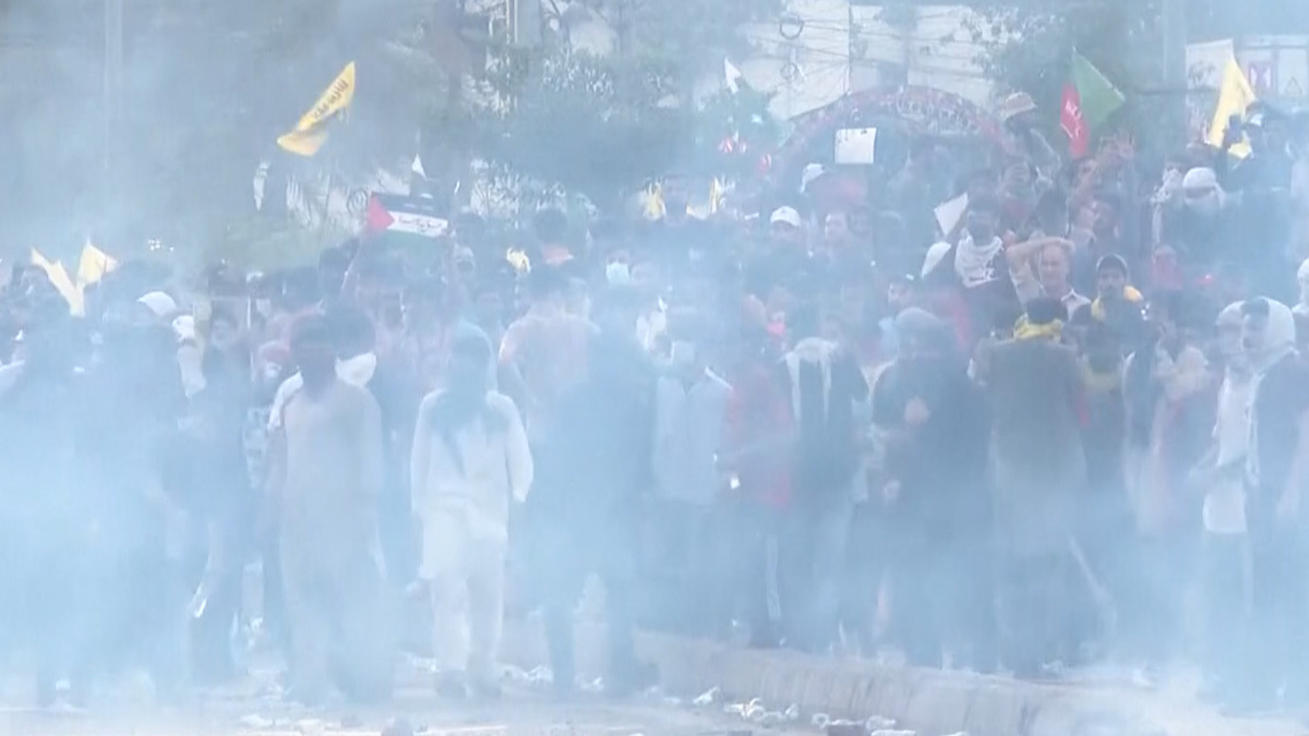 হিজবুল্লাহ প্রধানকে হত্যার প্রতিবাদে পাকিস্তানে ব্যাপক বিক্ষোভ