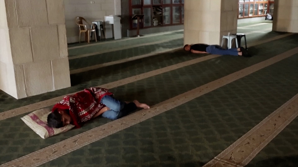 ঘরবাড়ি হারিয়ে মসজিদে আশ্রয় নিচ্ছে ফিলিস্তিনের পশ্চিম তীরের বাসিন্দারা