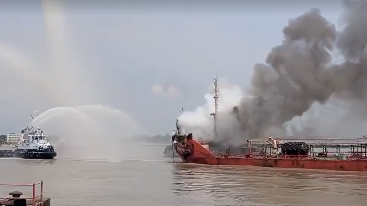 পতেঙ্গায় তেলবাহী জাহাজে বিস্ফোরণে নিহত ১, নিখোঁজ ২