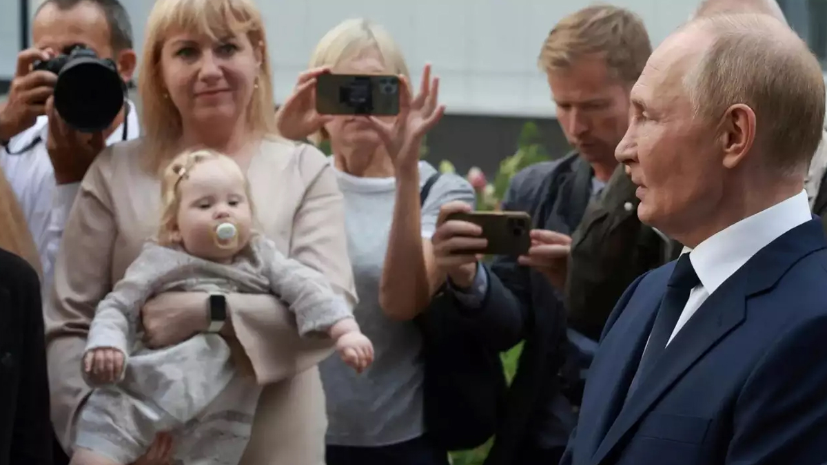 রাশিয়ায় জন্মহার কমে যাওয়ায় নাগরিকদের ‘অফিসের লাঞ্চ-কফি ব্রেকে’ সহবাসের পরামর্শ পুতিনের