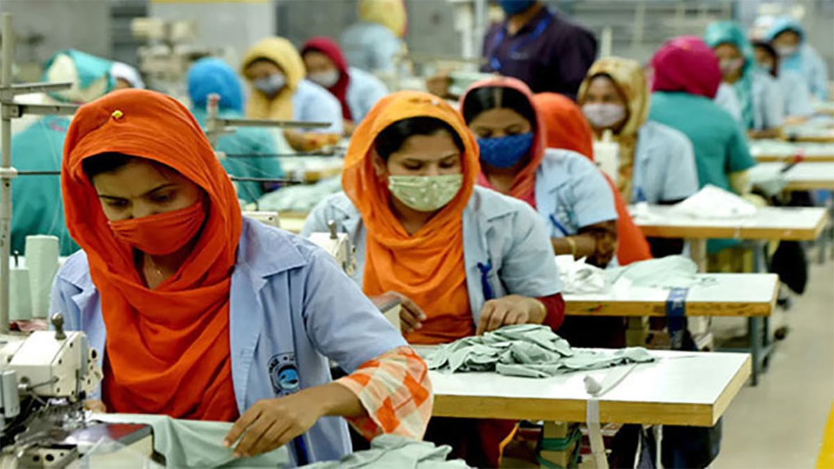 কড়া নিরাপত্তায় খুলেছে পোশাক কারখানা