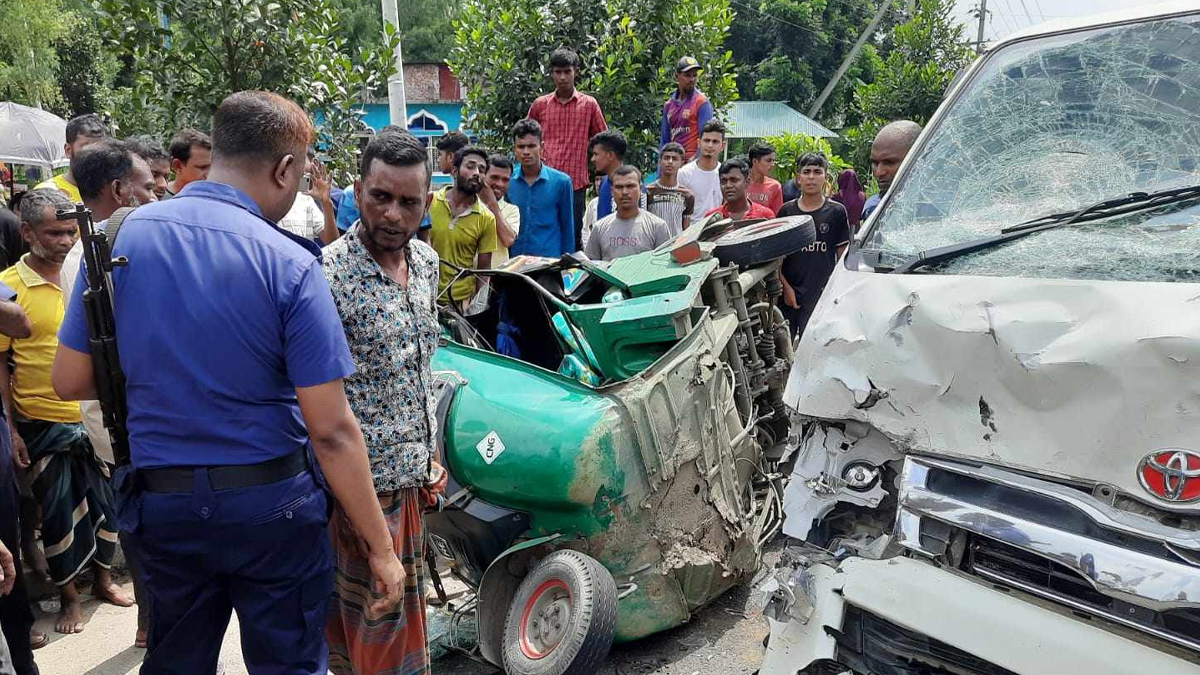 সিরাজগঞ্জে সিএনজি-মাইক্রোবাস সংঘর্ষে নিহত ৫