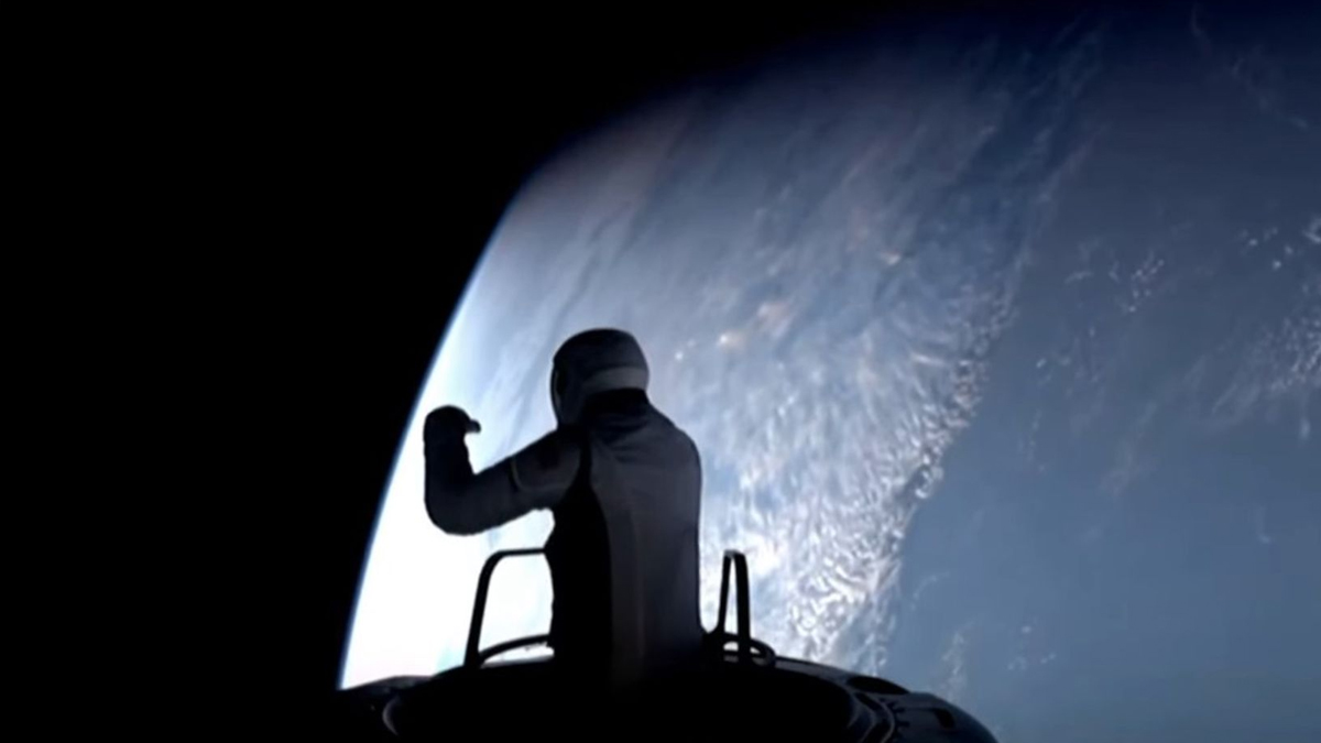 প্রথমবারের মতো মহাকাশে হাঁটলেন এক বিলিয়নিয়ার