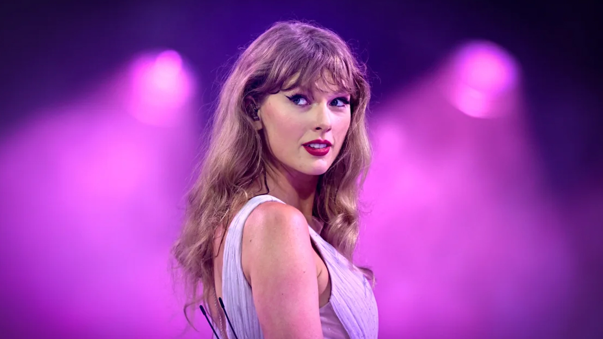 যুক্তরাষ্ট্রের প্রেসিডেন্ট হিসেবে কমলাকে সমর্থন দিয়েছেন টেইলর সুইফট