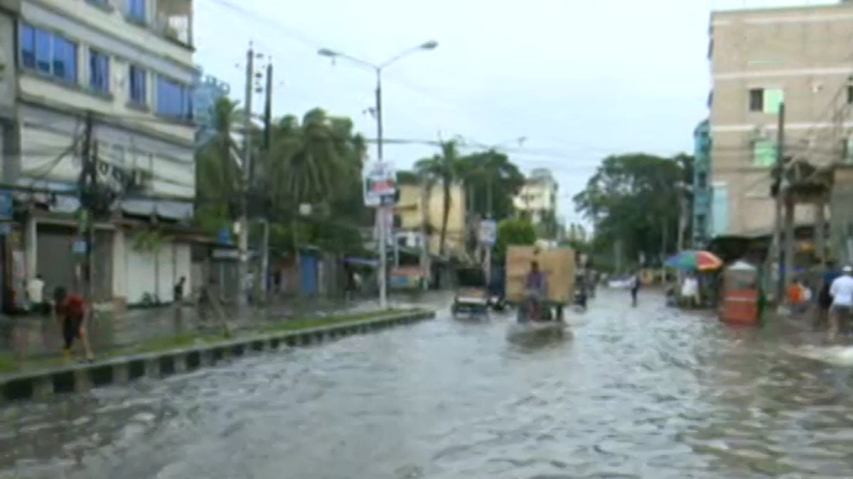 টানা বৃষ্টিতে বরিশাল-খুলনাসহ কয়েক জেলায় জলাবদ্ধতা
