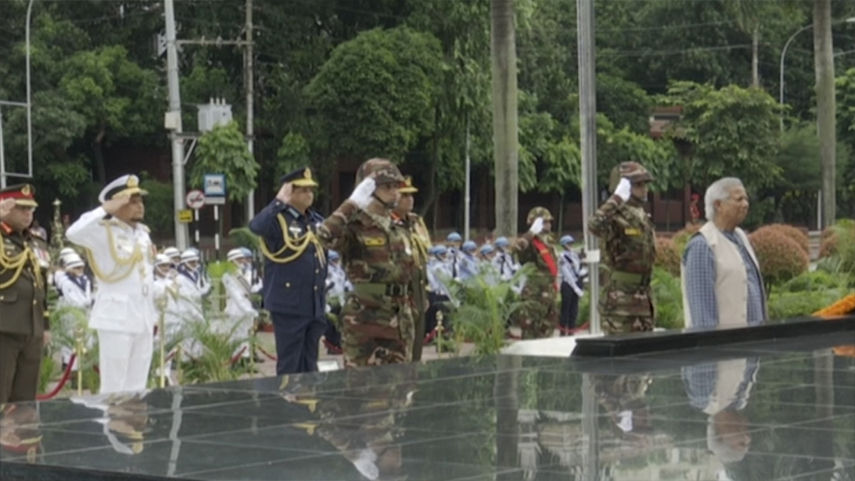 সশস্ত্র বাহিনীর বীর শহীদদের প্রতি প্রধান উপদেষ্টার শ্রদ্ধা