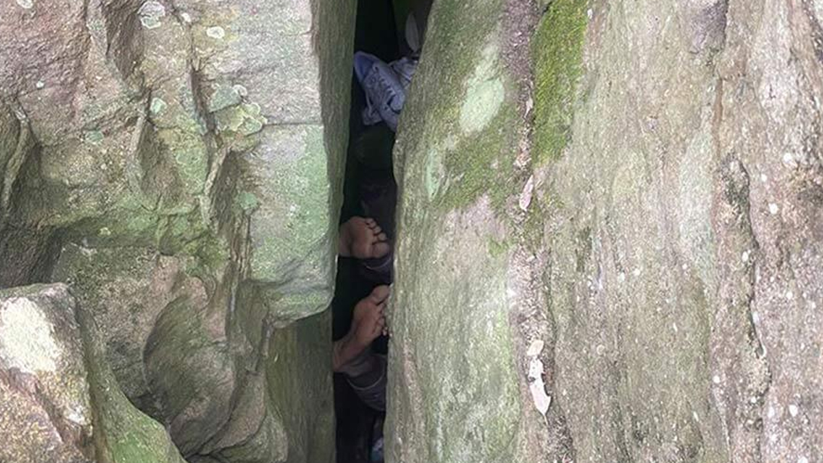 ফোন তুলতে গিয়ে পাথরের মাঝে উল্টো হয়ে আটকে থাকার ৭ ঘণ্টা পর নারীকে উদ্ধার