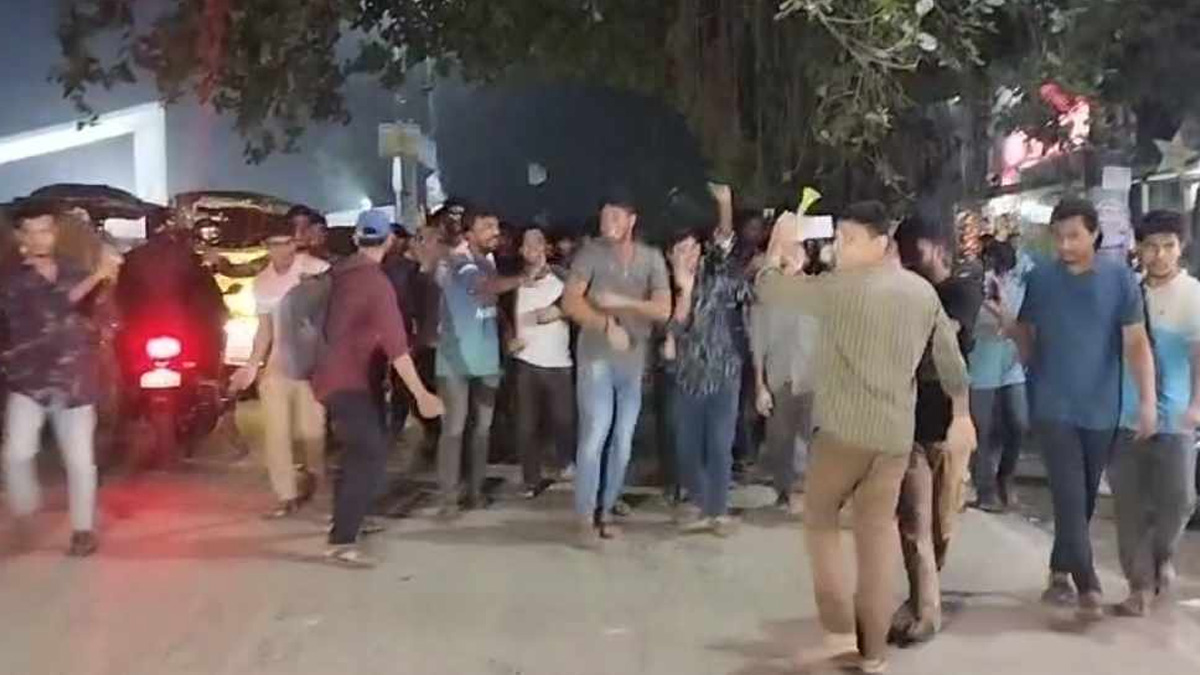 রাজনীতি বন্ধ হওয়ায় বেরোবিতে আনন্দ শোভাযাত্রা