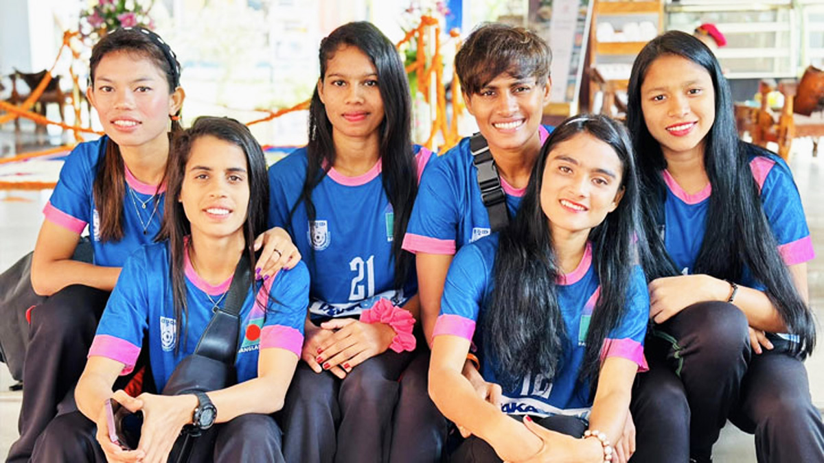 ঢাকায় ফিরেছে সাফ চ্যাম্পিয়ন নারীরা