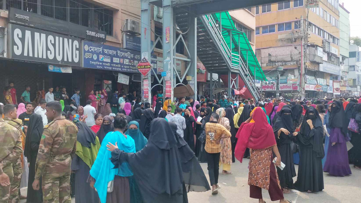 বকেয়া বেতনের দাবিতে মিরপুরে পোশাক শ্রমিকদের সড়ক অবরোধ