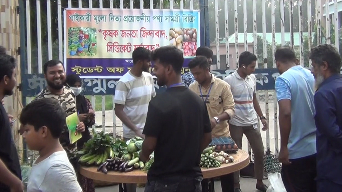 মুন্সিগঞ্জে শিক্ষার্থীদের ‘বিনা লাভের দোকান’, পাইকারি দামে পণ্য পাবে ক্রেতা