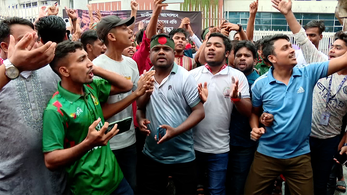 সাকিবকে দলে ফেরাতে মিরপুর স্টেডিয়ামের সামনে ভক্তদের বিক্ষোভ