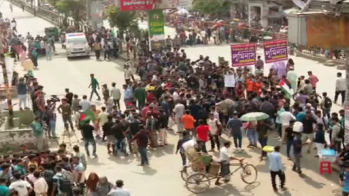 আজও সায়েন্সল্যাব মোড় অবরোধ ৭ কলেজের শিক্ষার্থীদের