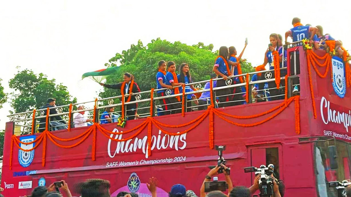 ভক্ত সমর্থকদের ভালোবাসায় সিক্ত চ্যাম্পিয়নরা