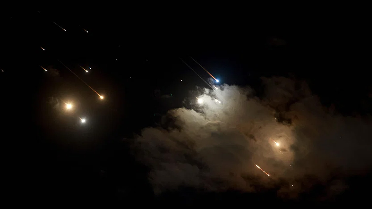 ইসরায়েলে ক্ষেপণাস্ত্র হামলা চালিয়েছে ইরান, নিরাপদ আশ্রয়ের খোঁজে বাসিন্দারা