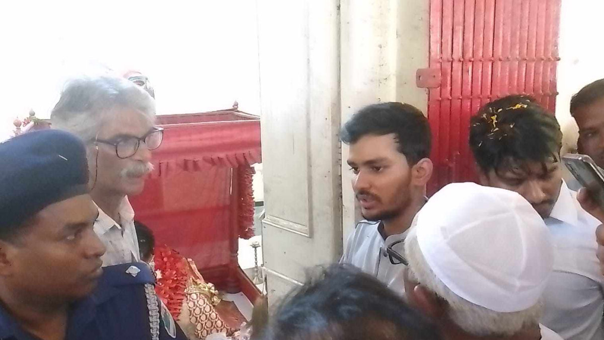 যশোরেশ্বরী মন্দির পরিদর্শনে উপদেষ্টা আসিফ, চুরি হওয়া মুকুট উদ্ধারে নির্দেশনা