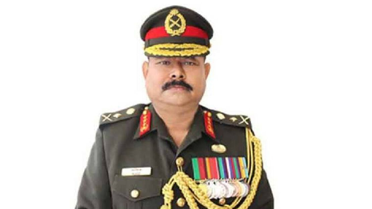 স্ত্রীসহ সাবেক সেনাপ্রধান আজিজ আহমেদের দেশত্যাগে নিষেধাজ্ঞা