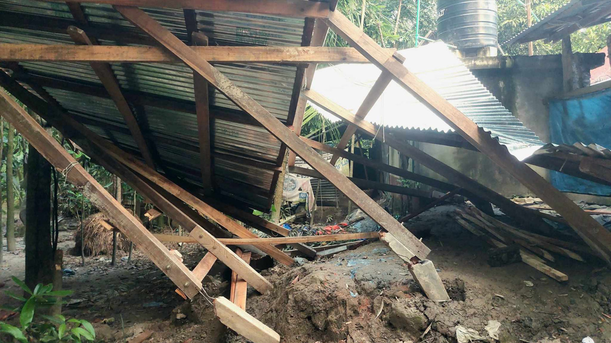 শিক্ষকের ঘর ভাংচুর ও লুটপাটের ঘটনায় দুইদিনেও মামলা নেয়নি বাউফল থানা পুলিশ