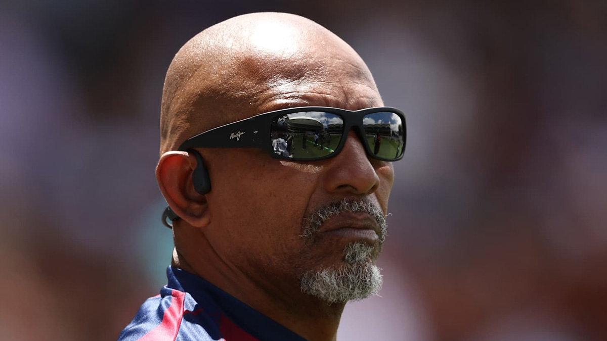 দায়িত্ব নিতে ঢাকায় এলেন টাইগারদের নতুন হেড কোচ সিমন্স