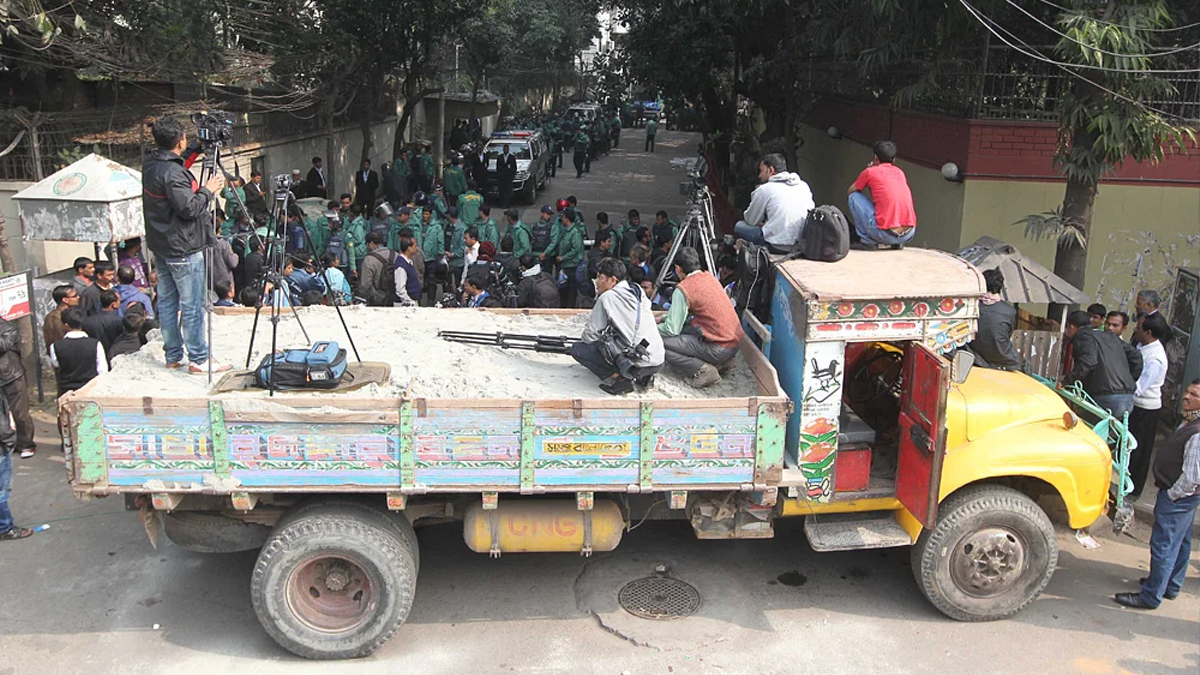 খালেদা জিয়ার বাসার সামনে বালুভর্তি ট্রাক রেখে অবরুদ্ধের ঘটনায় মামলা করবে বিএনপি
