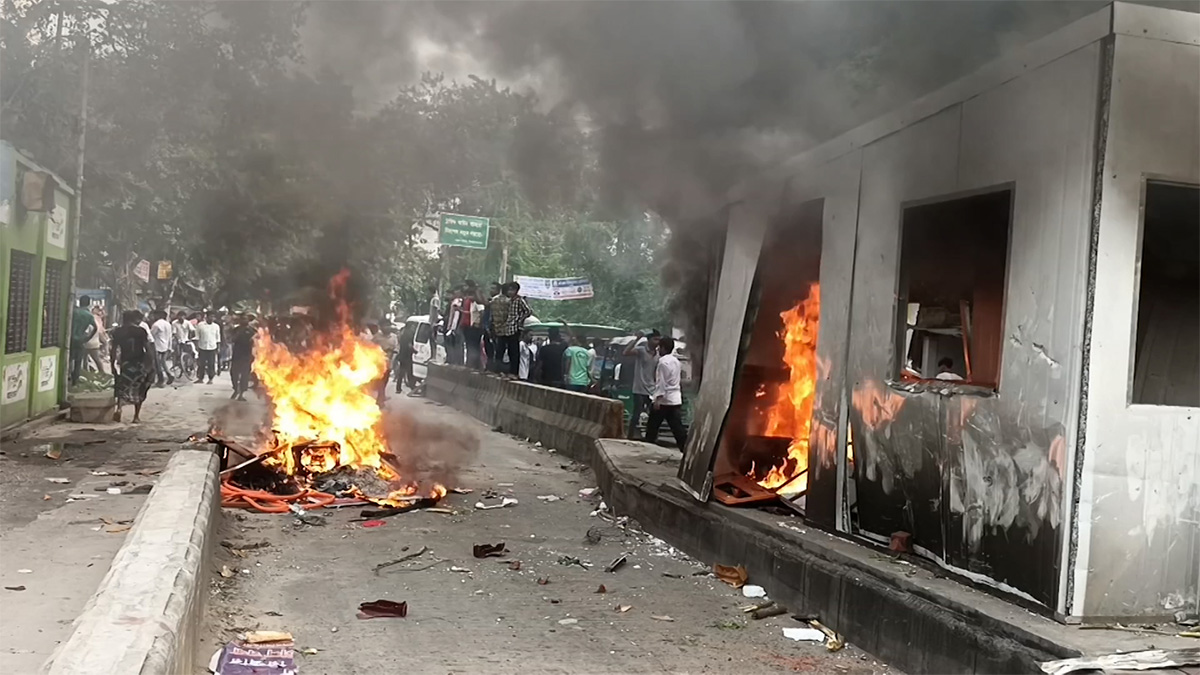 শিক্ষার্থীকে মারধরের অভিযোগে মহানন্দা সেতুর টোলপ্লাজায় অগ্নিসংযোগ