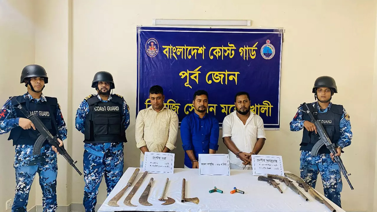 মহেশখালীতে কোস্টগার্ডের অভিযানে অস্ত্রসহ ৩ ডাকাত আটক