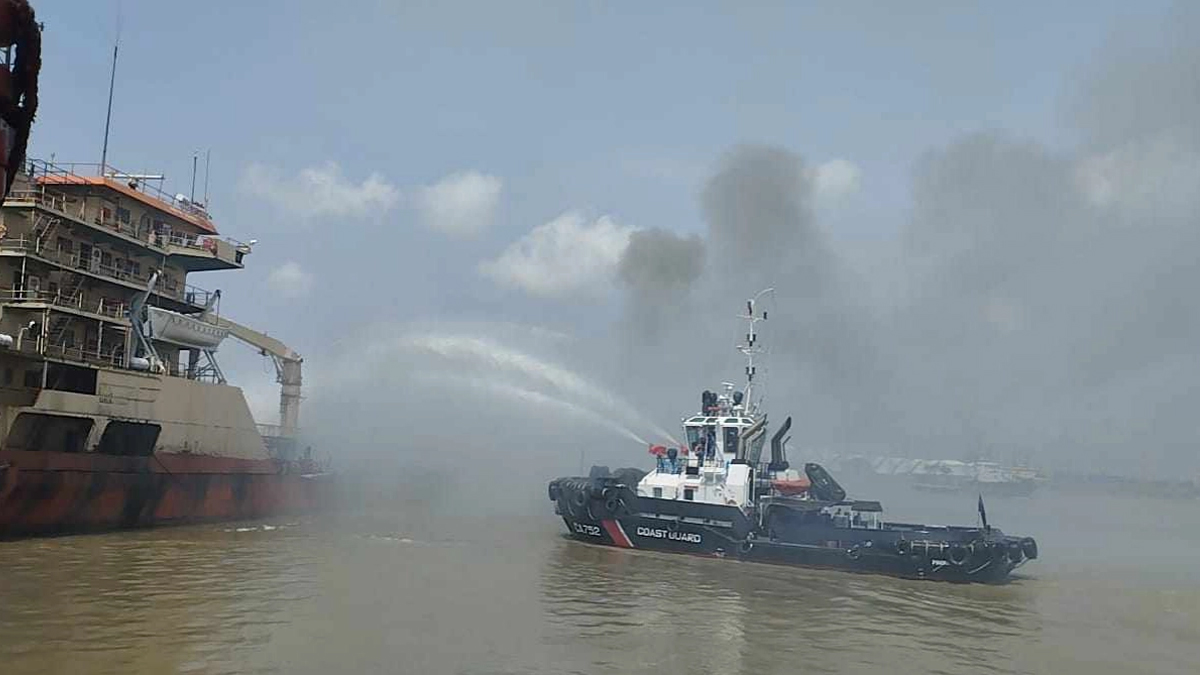 দুই অয়েল ট্যাংকারে আগুন: উচ্চ পর্যায়ের তদন্ত কমিটি মন্ত্রণালয়ের