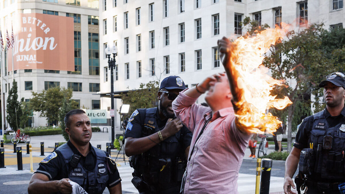 হোয়াইট হাউজের সামনে গায়ে আগুন লাগিয়ে আত্মাহুতির চেষ্টা