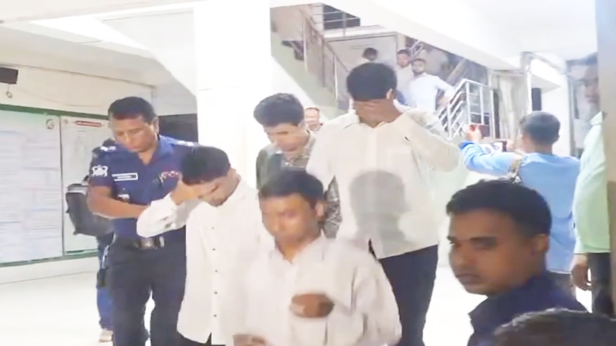 গাইবান্ধায় ডিসি অফিসে সহায়ক নিয়োগ পরীক্ষায় প্রক্সিকাণ্ড: আটক ২২