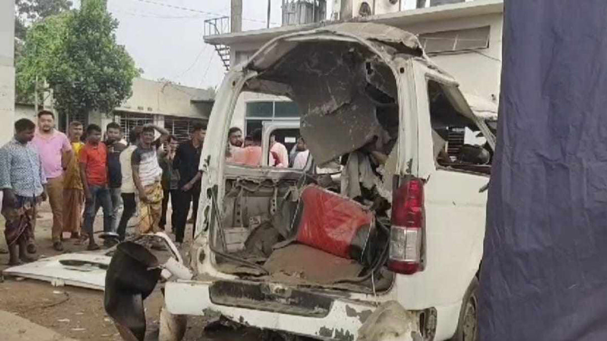 ধামরাইয়ে মাইক্রোবাসের গ্যাস সিলিন্ডার বিস্ফোরণে চালক নিহত