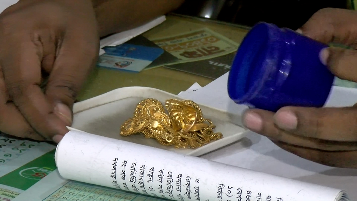 সমবায় ব্যাংকের স্বর্ণ কেলেঙ্কারি: লকারের অবস্থা জানতে ভিড় করছেন অনেকেই