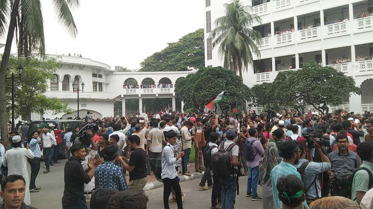 ‘দলবাজ’ বিচারকদের পদত্যাগের দাবিতে শিক্ষার্থীদের হাইকোর্ট ঘেরাও