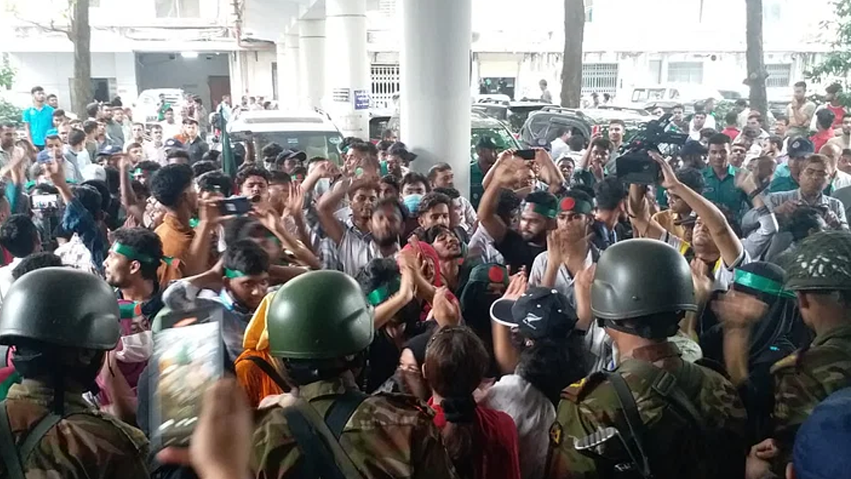 এইচএসসিতে বৈষম্যহীন ফলাফলের দাবিতে সচিবালয়ে ঢুকে বিক্ষোভ, আটক অর্ধশতাধিক