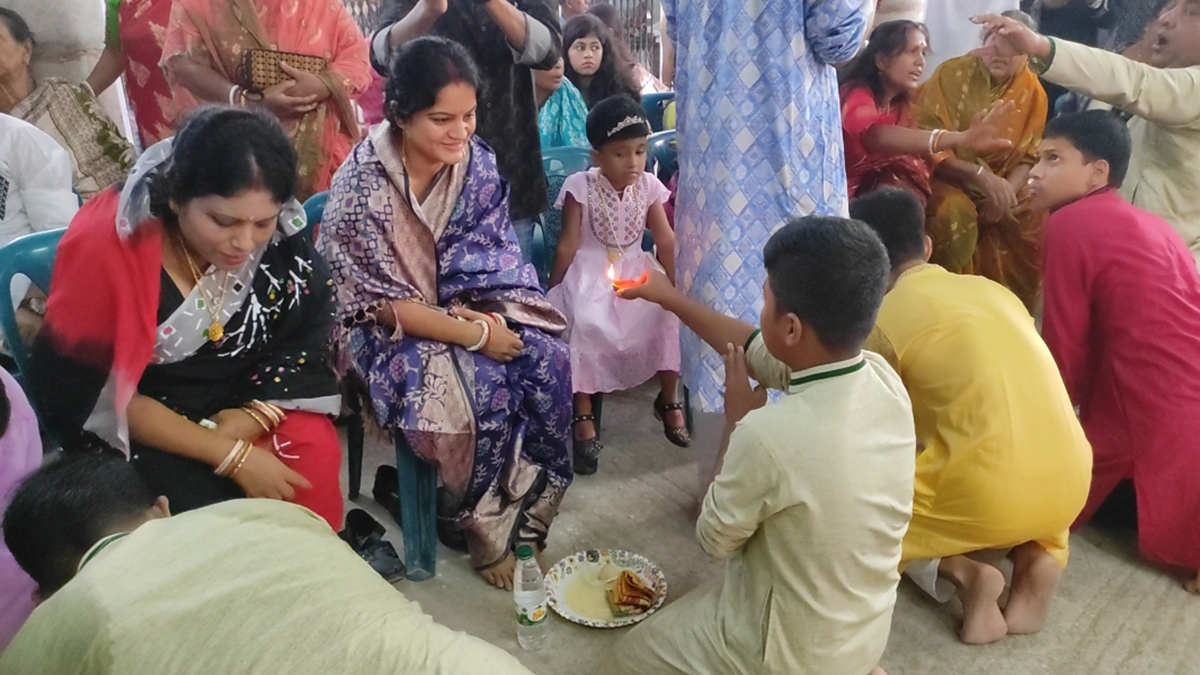 দুর্গাপূজায় ৫০ জন মায়ের পা ধুয়ে ও মিষ্টিমুখ করিয়ে ভালোবাসা জানালেন সন্তানরা