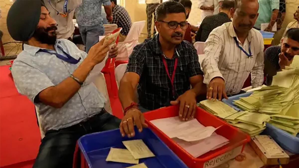 কাশ্মীরে এনসি-কংগ্রেস এগিয়ে, হরিয়ানায় বিজেপি